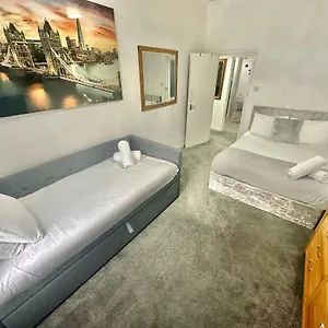 https://apt-homely-in-the-heart-of-town-centre-sleeps-6.tophotelsbath.com